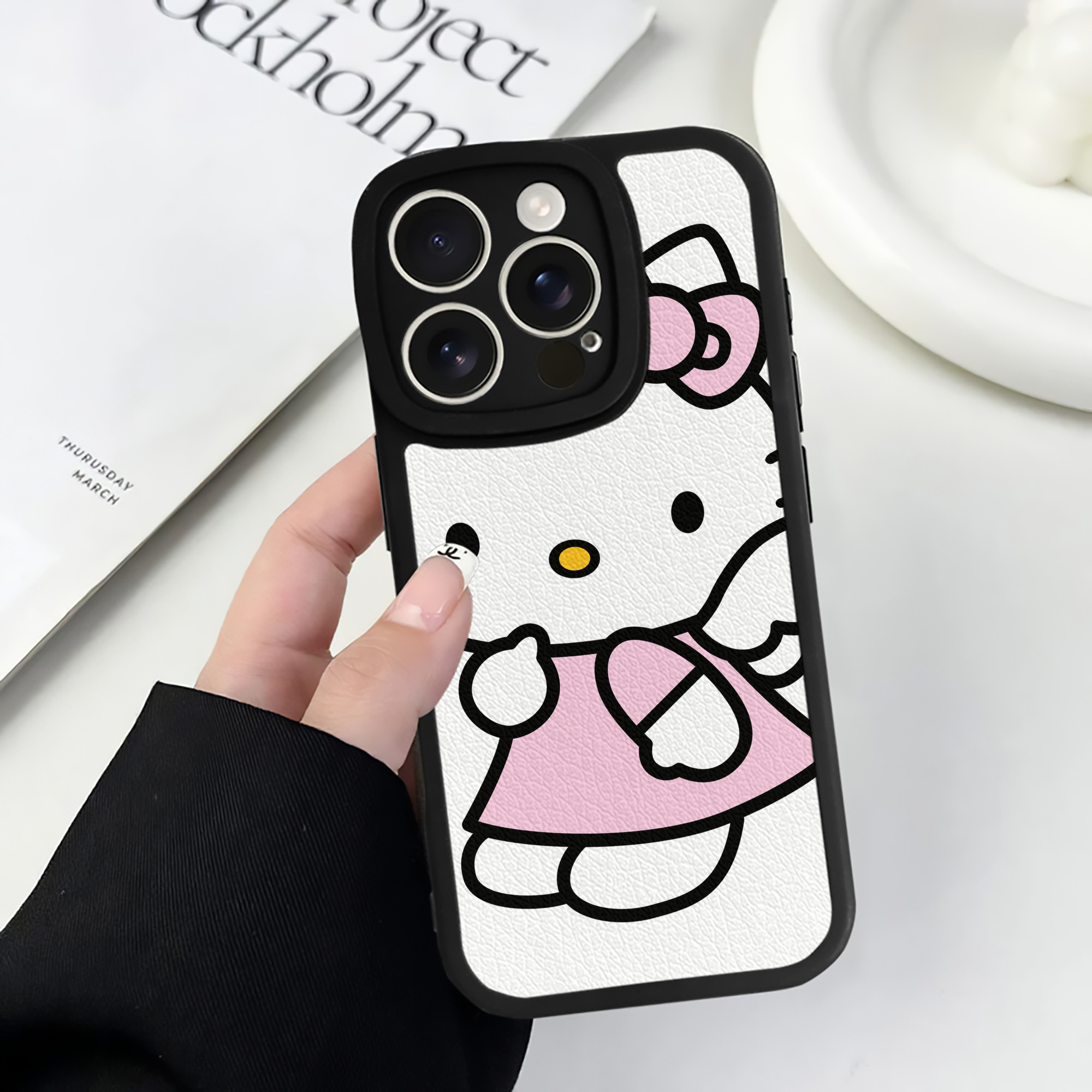 （画像用） Hello Kitty ハローキティ 【iPhone 16シリーズ対応】シリコンスマホケース（レザー調） 材質：シリコン